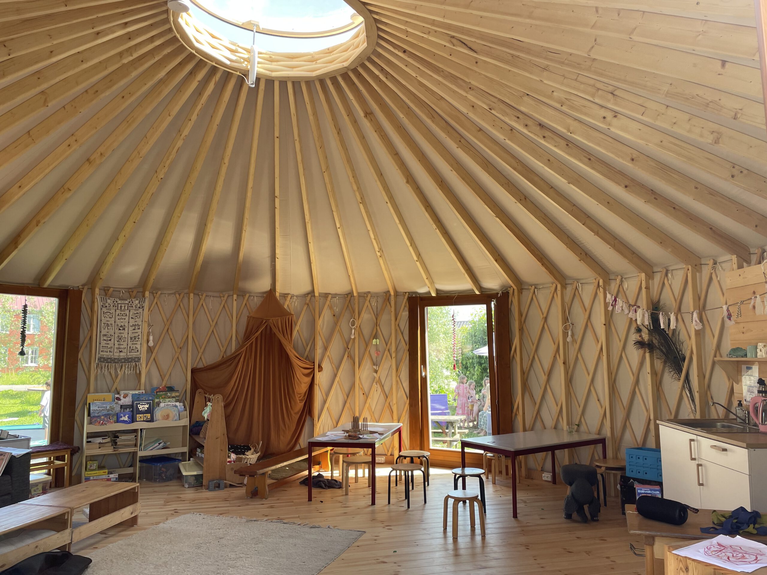 De yurt op het schoolterrein